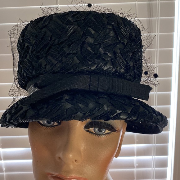 Vintage black Valerie Modes straw hat with netting and bow - Picture 2 of 15